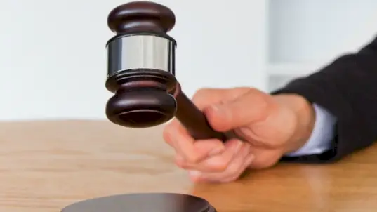 La absolución posterior de un coprocesado elimina la agravante de pluralidad de agentes y justifica la revisión de la condena (Rev. Sent. N.º 551-2022 Ayacucho)
