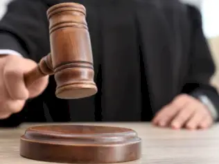 Absolución sustentada en premisas contradictorias vulnera la debida motivación de las resoluciones judiciales [Casación N.º 3415-2022 Selva Central]