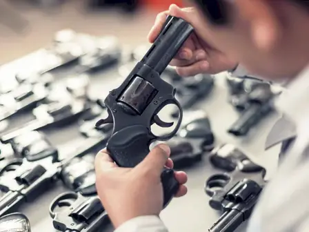 La tenencia fugaz de un arma de fuego es atípica cuando no existe disponibilidad ni voluntad de control sobre ella [Casación N.º 1932-2022 Callao]