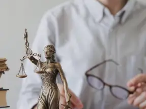 ¿No insistir en la admisión de pruebas extemporáneas constituye, por sí solo, en una defensa ineficaz?