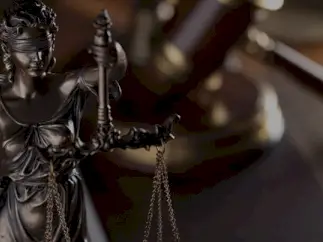 Prescripción extraordinaria: la constitucionalidad del artículo 84 del Código Penal no se extiende al artículo 83 (R. N. N.º 897-2025 Lima)