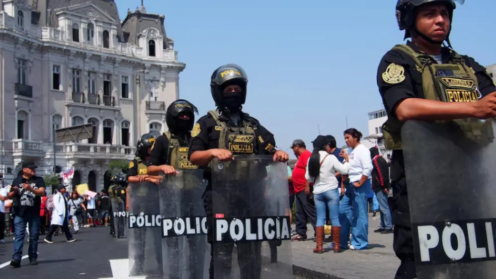 Intento de redefinir la noción de delito de función y planteamiento para que policías y militares sean procesados en la jurisdicción militar policial